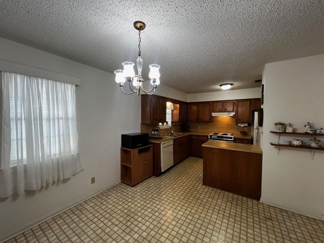 240 S Reed CIR, La Grange, TX 78945