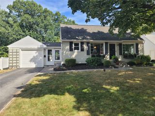 122 Crystal Drive, Clay, NY 13212