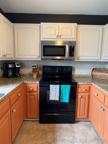 13772 S Nyssa Place, Glenpool, OK 74033