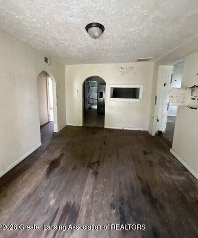 1020 R G Curtiss Avenue, Lansing, MI 48911