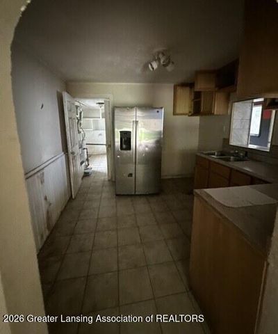 1020 R G Curtiss Avenue, Lansing, MI 48911