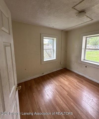 1020 R G Curtiss Avenue, Lansing, MI 48911