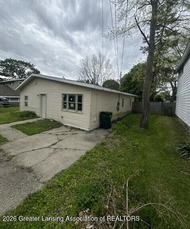 1020 R G Curtiss Avenue, Lansing, MI 48911