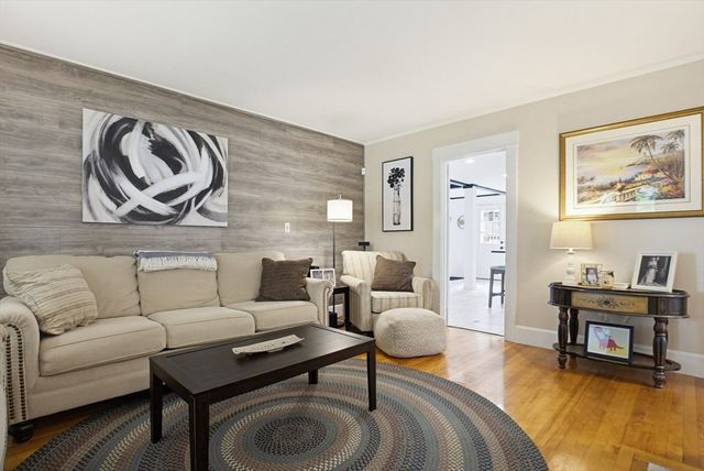 7 West St, Oxford, MA 01540