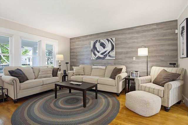 7 West St, Oxford, MA 01540