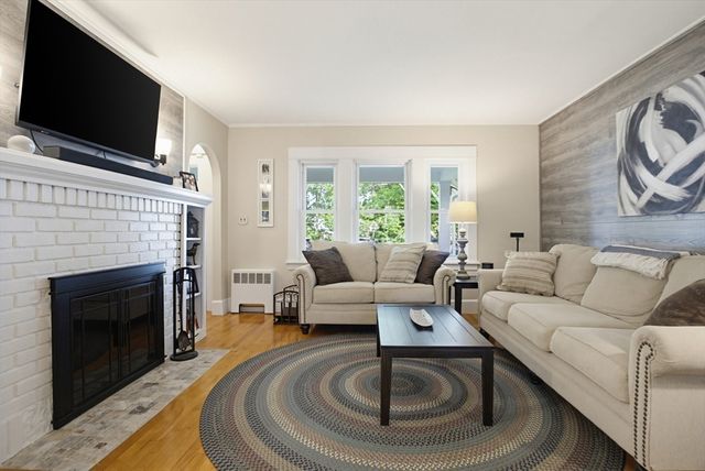 7 West St, Oxford, MA 01540