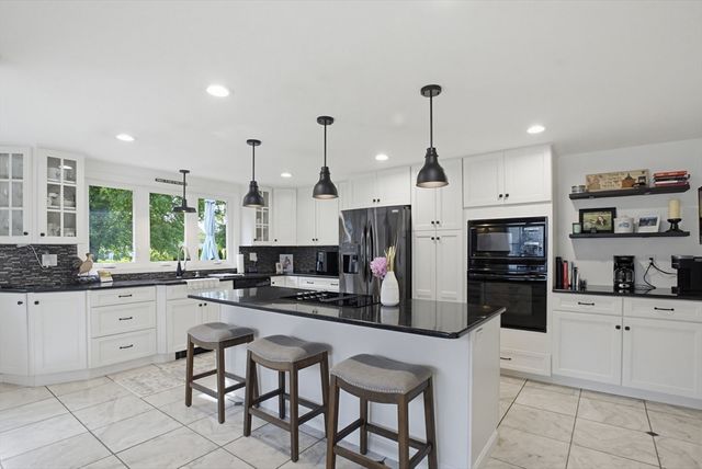 7 West St, Oxford, MA 01540