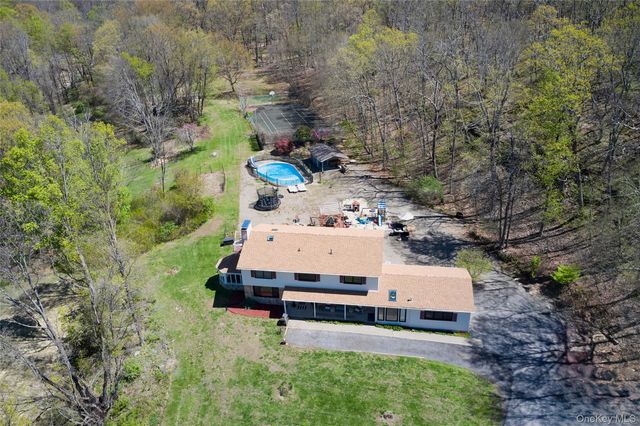 32 Cole Road, Pleasant Valley, NY 12569