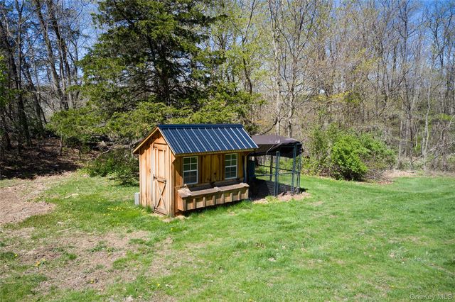 32 Cole Road, Pleasant Valley, NY 12569