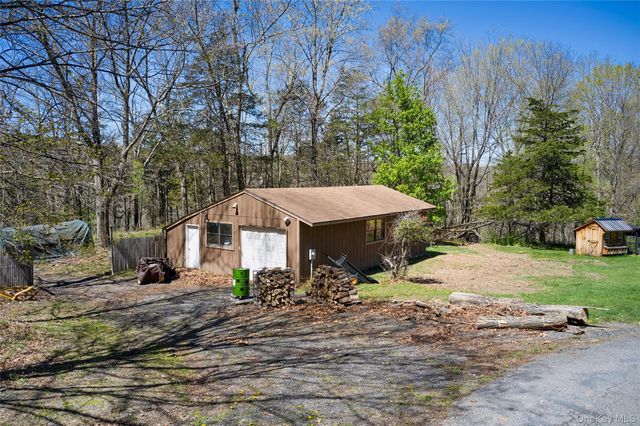 32 Cole Road, Pleasant Valley, NY 12569