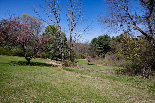 32 Cole Road, Pleasant Valley, NY 12569