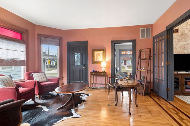 123 Raymond Avenue, Barrington, IL 60010