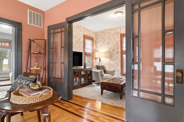 123 Raymond Avenue, Barrington, IL 60010