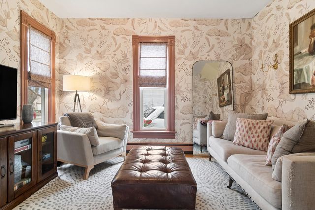 123 Raymond Avenue, Barrington, IL 60010