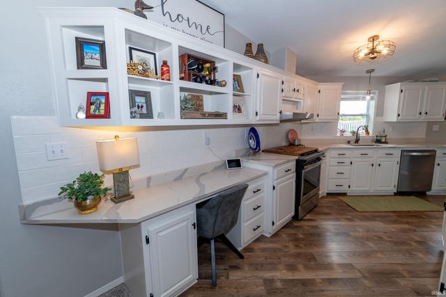 812 S lakeside Drive, Syracuse, IN 46567