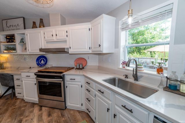 812 S lakeside Drive, Syracuse, IN 46567