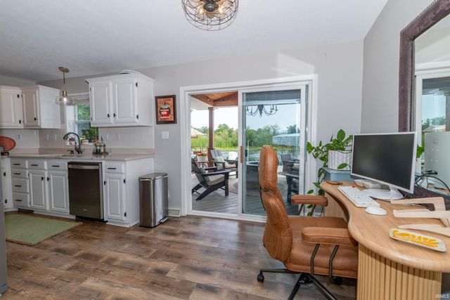 812 S lakeside Drive, Syracuse, IN 46567