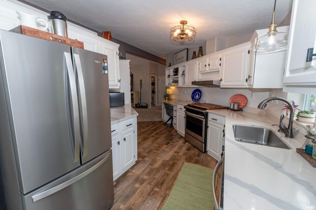 812 S lakeside Drive, Syracuse, IN 46567