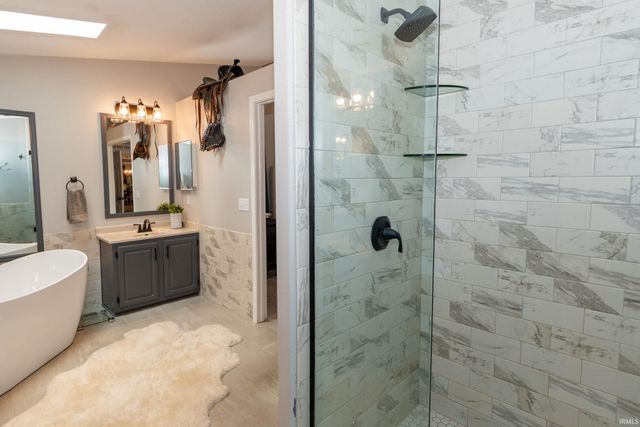 812 S lakeside Drive, Syracuse, IN 46567
