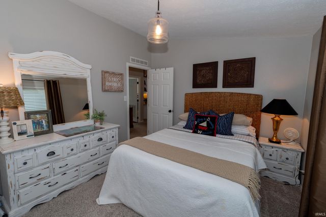 812 S lakeside Drive, Syracuse, IN 46567