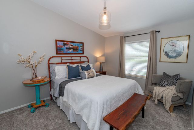 812 S lakeside Drive, Syracuse, IN 46567