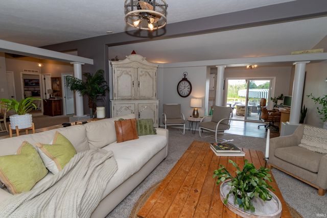 812 S lakeside Drive, Syracuse, IN 46567