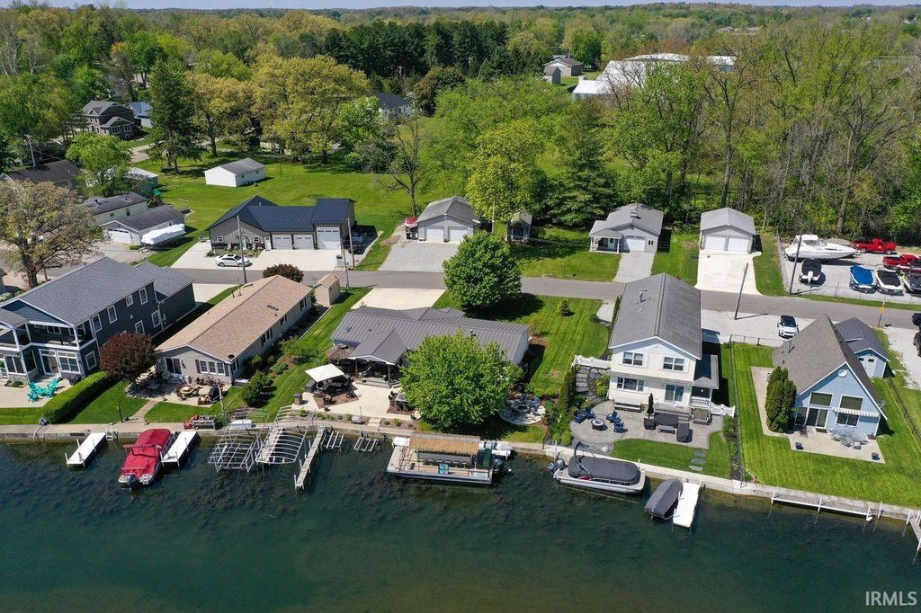 812 S lakeside Drive, Syracuse, IN 46567