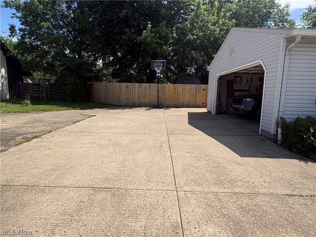 110 Habant Drive, Amherst, OH 44001