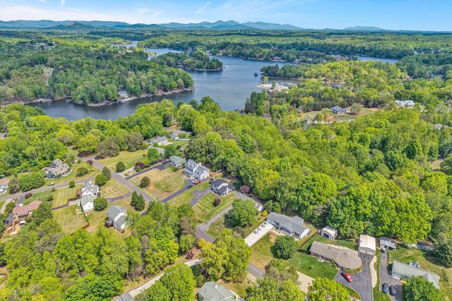 150 INDIAN POINTE DR, Hardy, VA 24101
