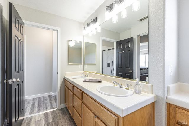 1104 River Pine Cir, Petaluma, CA 94954