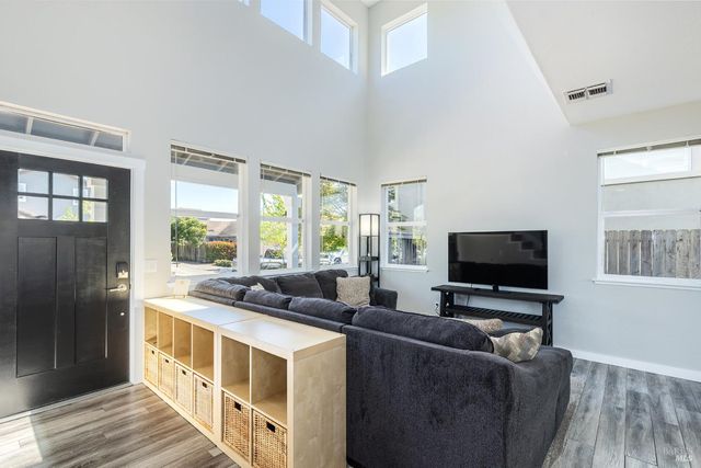 1104 River Pine Cir, Petaluma, CA 94954