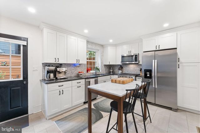 870 N LAWRENCE ST, Philadelphia, PA 19123