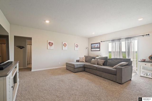8519 S 63rd Street, Papillion, NE 68157