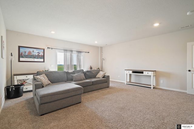 8519 S 63rd Street, Papillion, NE 68157