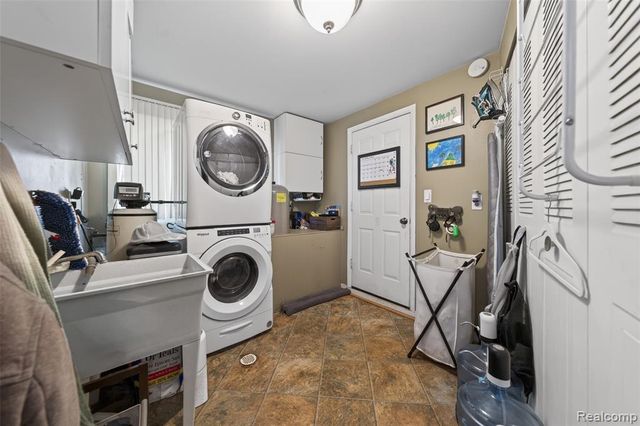 2260 Shankin Drive, Walled Lake, MI 48390