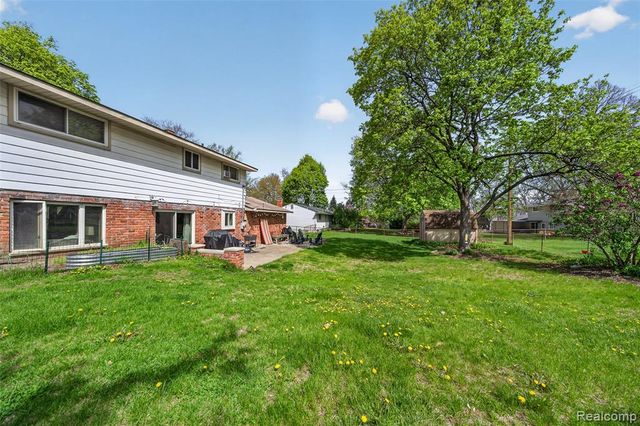 2260 Shankin Drive, Walled Lake, MI 48390