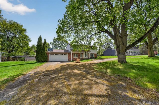 2260 Shankin Drive, Walled Lake, MI 48390