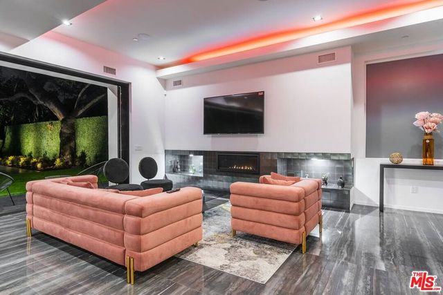 11246 Kling Street, North Hollywood, CA 91602