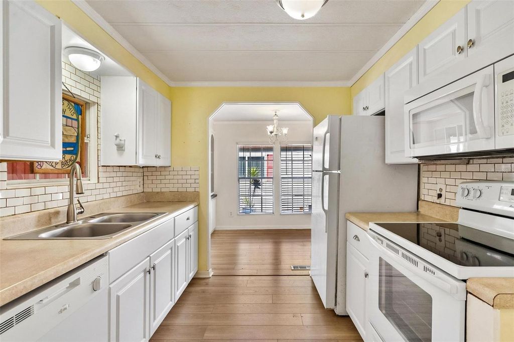 Image 14 of property listing at 2461 KAREN DRIVE, Mount Dora, FL 32757