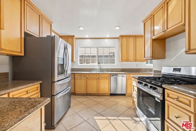 141 S Vista Street, Los Angeles, CA 90036