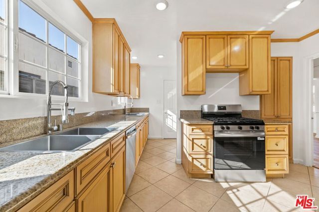 141 S Vista Street, Los Angeles, CA 90036