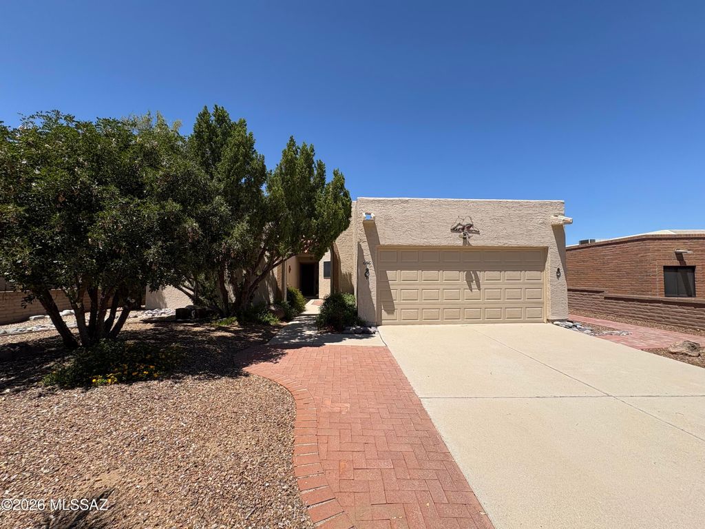 696 W Rio Altar, Green Valley, AZ 85614
