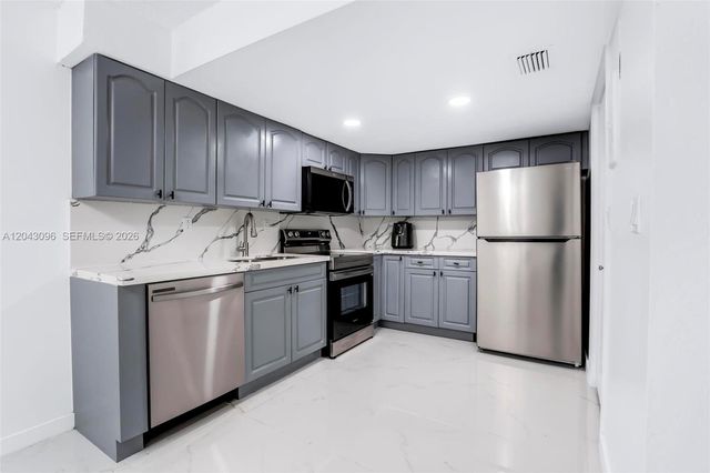 22 Canterbury Ln 22, Tamarac, FL 33319