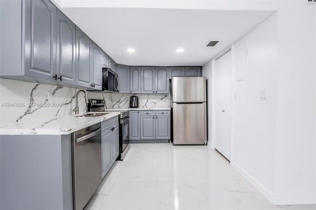 22 Canterbury Ln 22, Tamarac, FL 33319