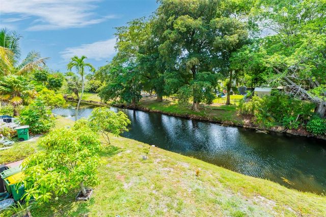 22 Canterbury Ln 22, Tamarac, FL 33319