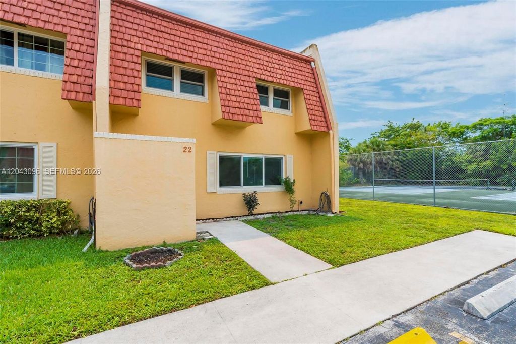 22 Canterbury Ln 22, Tamarac, FL 33319