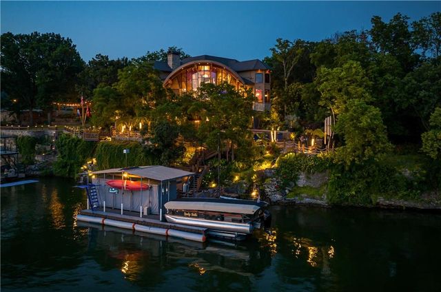 472 N Winnebago Drive, Lake Winnebago, MO 64034