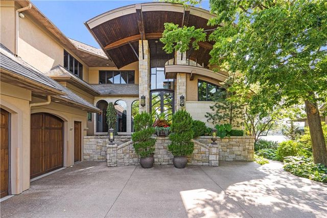472 N Winnebago Drive, Lake Winnebago, MO 64034
