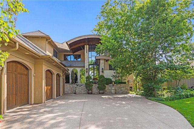 472 N Winnebago Drive, Lake Winnebago, MO 64034