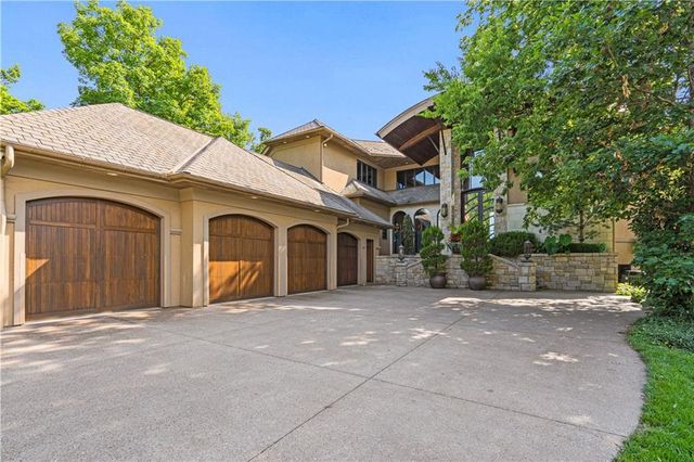 472 N Winnebago Drive, Lake Winnebago, MO 64034